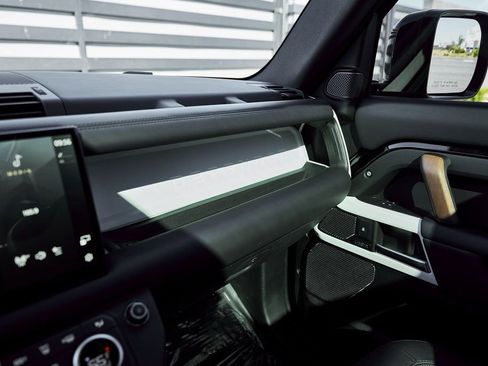 Used 2024 Land Rover Defender 110 SE image 85