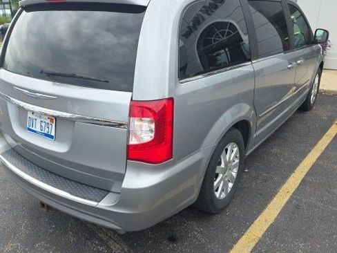 Used 2015 Chrysler Town & Country Touring FWD image 2