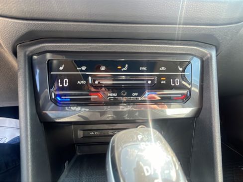 Used 2022 Volkswagen Tiguan SE AWD/4WD image 16