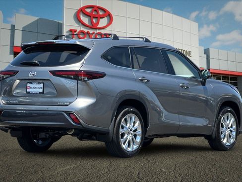 Certified 2026 Toyota Highlander Limited AWD/4WD image 3