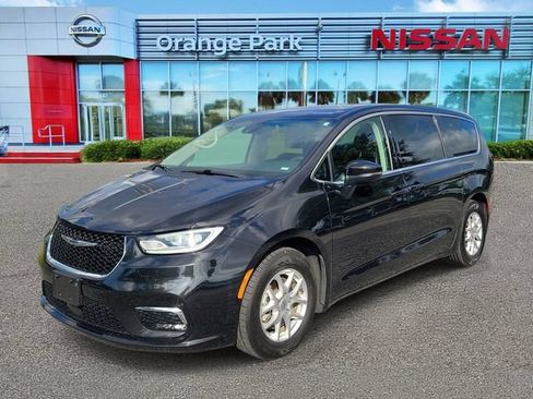 Used 2023 Chrysler Pacifica Touring-L FWD image 4