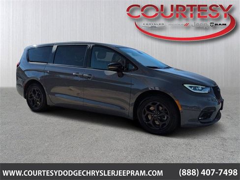 Used 2023 Chrysler Pacifica Limited w/ Uconnect Theater Family Group image 1