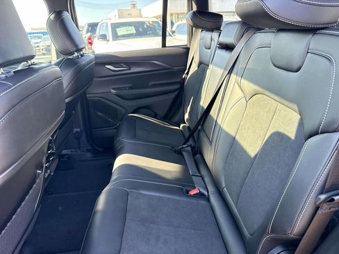 New 2025 Jeep Grand Cherokee Altitude image 8