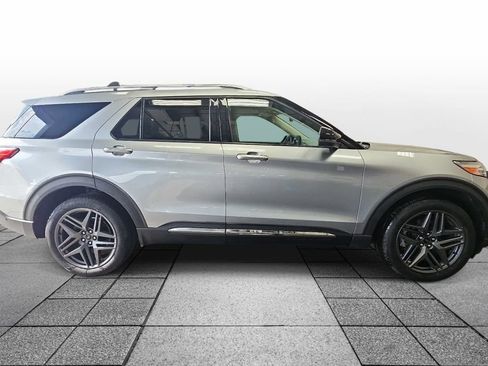 Used 2020 Ford Explorer Platinum w/ Premium Technology Package AWD/4WD image 4