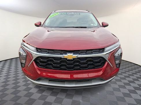 Used 2025 Chevrolet Trax LT FWD image 2