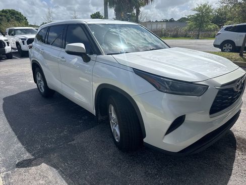 Used 2021 Toyota Highlander L image 2