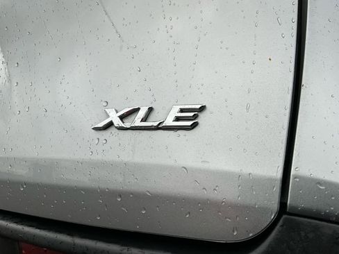 Used 2025 Toyota Sienna XLE image 18