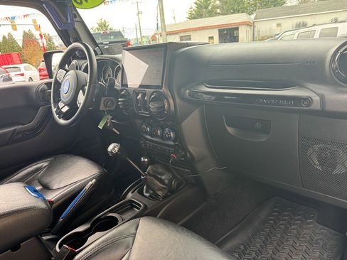 Used 2015 Jeep Wrangler Unlimited Sahara image 12