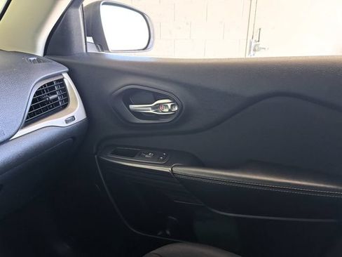 Used 2015 Jeep Cherokee Latitude FWD image 25