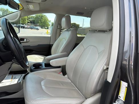 Used 2021 Chrysler Pacifica Touring-L AWD/4WD image 12