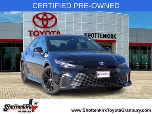Used 2025 Toyota Camry SE FWD image 1