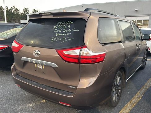 Used 2018 Toyota Sienna Limited Premium image 5