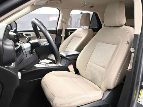 Used 2022 Ford Explorer XLT image 9