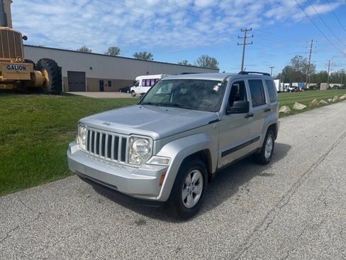 Used 2010 Jeep Liberty Sport w/ Popular Equipment Group AWD/4WD image 3