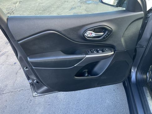 Used 2019 Jeep Cherokee Limited image 11