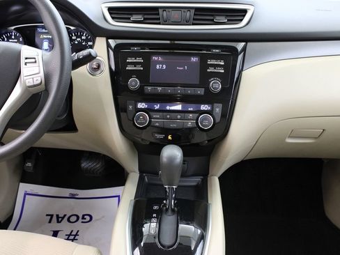 Used 2016 Nissan Rogue SV FWD image 21