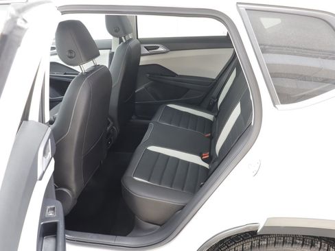 Used 2025 Volkswagen Taos SEL image 15