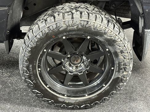 Used 2018 Nissan Titan SV image 14