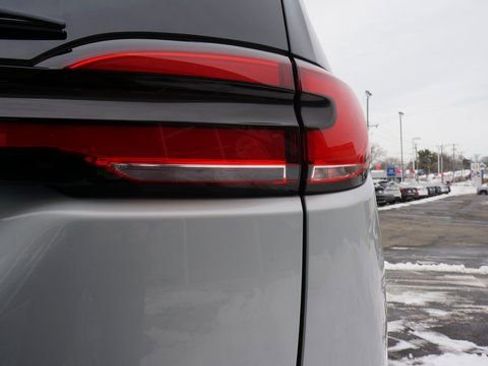 Used 2024 Chrysler Pacifica Touring-L image 84