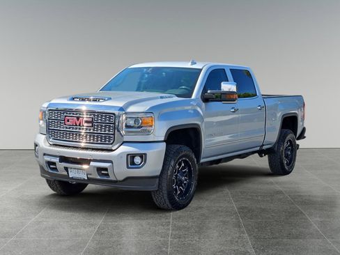 Used 2018 GMC Sierra 2500 Denali w/ Duramax Plus Package AWD/4WD image 3