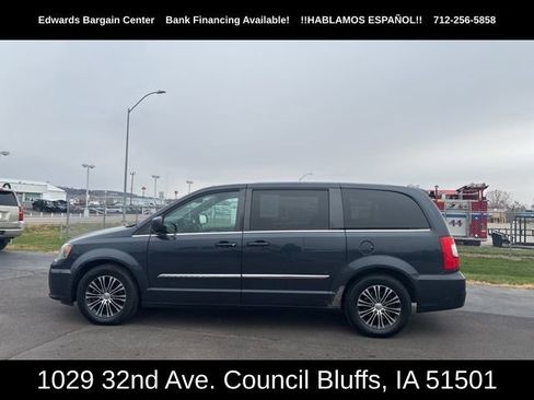 Used 2014 Chrysler Town & Country S image 5