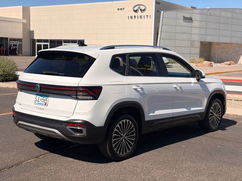 Used 2025 Volkswagen Taos SE FWD image 6