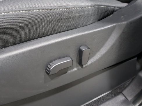 Used 2024 Nissan Frontier SV image 16