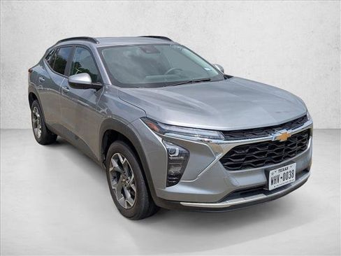 Used 2025 Chevrolet Trax LT image 3