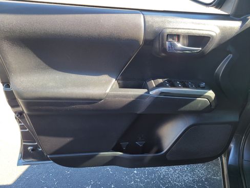 Used 2020 Toyota Tacoma TRD Sport image 17