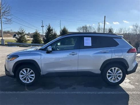 Used 2024 Toyota Corolla Cross LE image 2