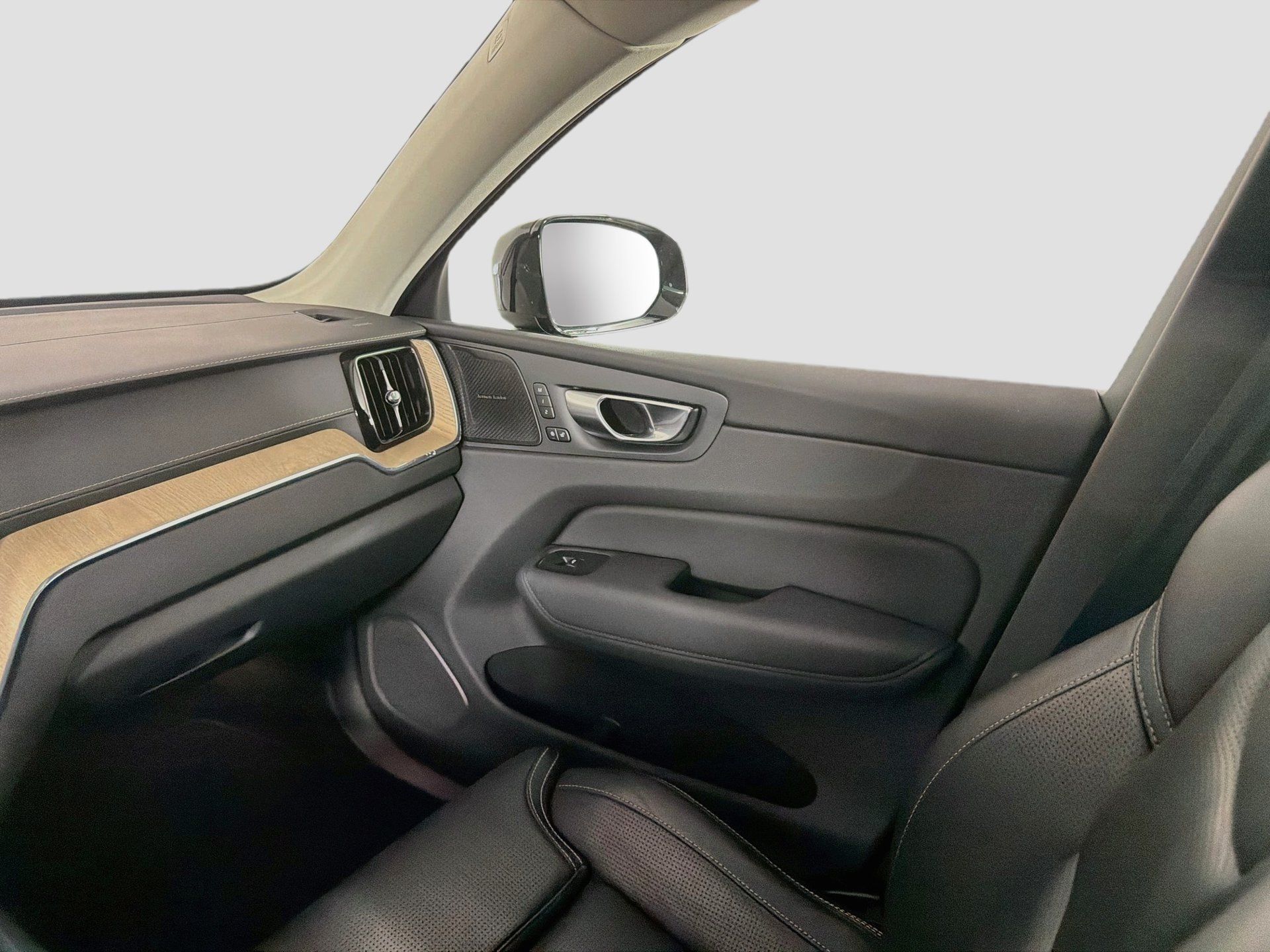 Certified 2026 Volvo XC60 B5 Ultra AWD/4WD image 25