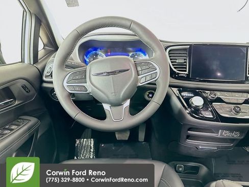 Used 2025 Chrysler Pacifica Select AWD/4WD image 21