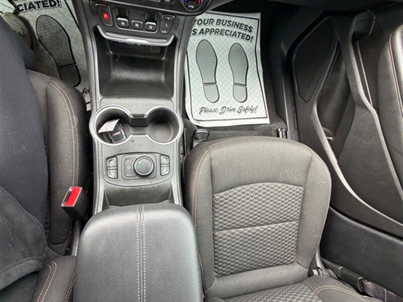 Used 2019 GMC Terrain SLE w/ Driver Convenience Package FWD image 15