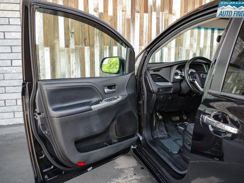 Used 2016 Toyota Sienna SE FWD image 10