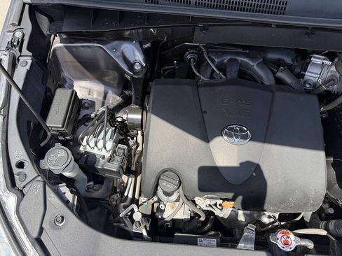 Used 2019 Toyota Highlander XLE AWD/4WD image 14