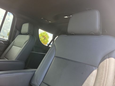 Used 2023 Chevrolet Suburban LT w/ Luxury Package RWD image 15