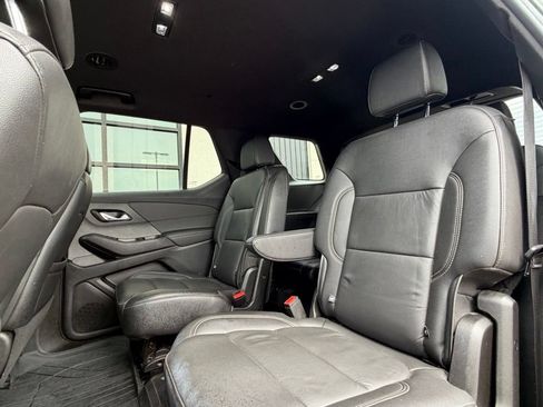 Used 2022 Chevrolet Traverse LT w/ LT Premium Package AWD/4WD image 9