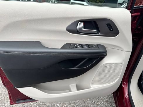 Used 2023 Chrysler Pacifica Touring-L FWD image 13