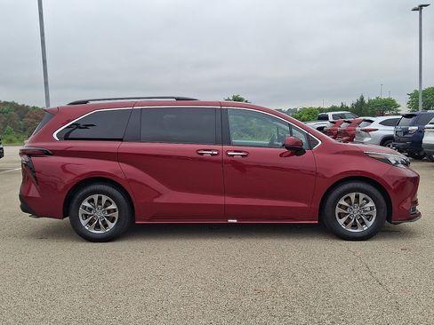 Certified 2025 Toyota Sienna XLE FWD image 7