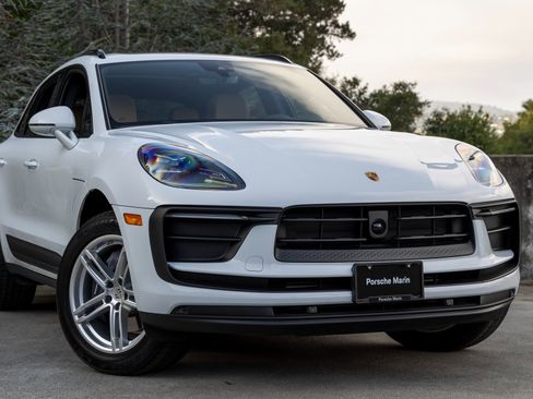 Certified 2025 Porsche Macan image 9