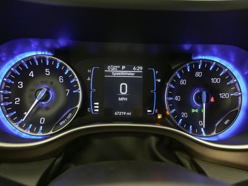 Used 2022 Chrysler Voyager LX image 35