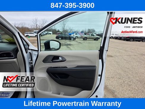 Used 2024 Chrysler Pacifica Touring-L FWD image 31