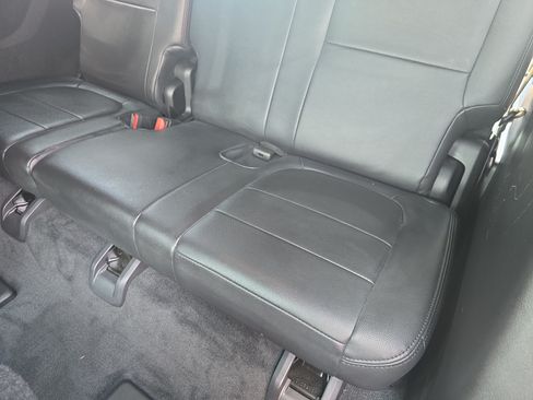 Used 2023 Chevrolet Traverse LT FWD image 14