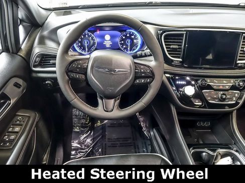 Used 2025 Chrysler Pacifica Limited image 18