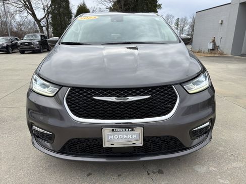 Used 2023 Chrysler Pacifica Touring-L image 2