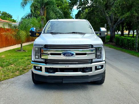 Used 2019 Ford F250 Lariat w/ Lariat Value Package AWD/4WD image 2