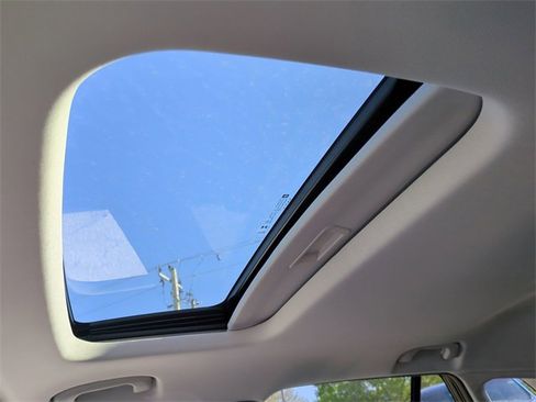 New 2026 Chevrolet Trax LT w/ Sunroof Package image 20