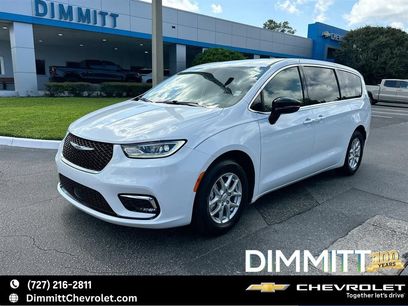 Used 2025 Chrysler Pacifica Select