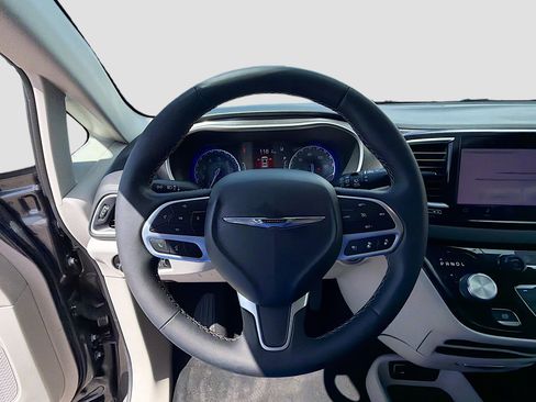 Used 2023 Chrysler Pacifica Touring-L FWD image 38