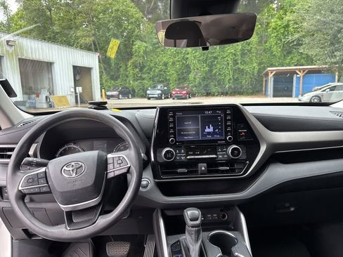 Used 2022 Toyota Highlander L FWD image 8